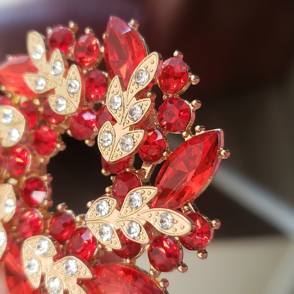 Rhinestone Red Wreath Brooch Pin Gold To… - Picture 5 of 7